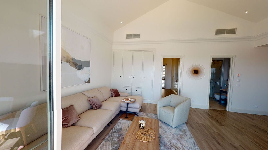 Moderna dnevna soba u stanu, Luštica, Crna Gora: svetli enterijer, ugaona sofa, visoki plafoni i parket.