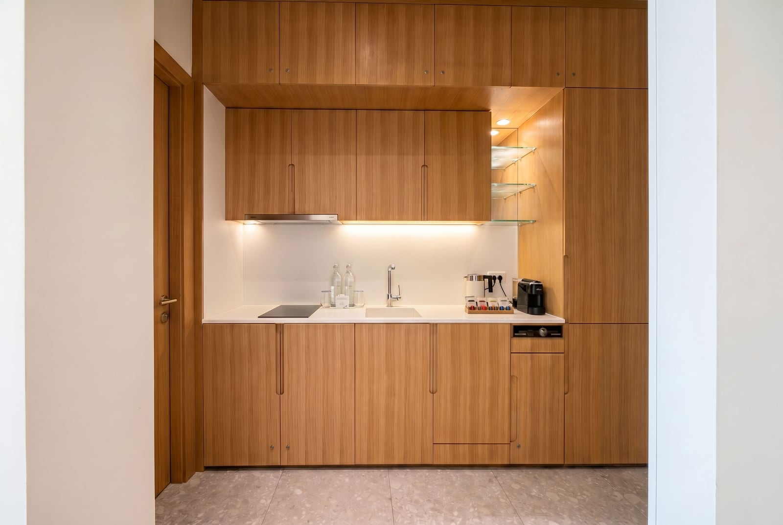 Moderne Küche mit Holzfronten und Einbaugeräten in einem Apartment in Luštica Bay, Montenegro.