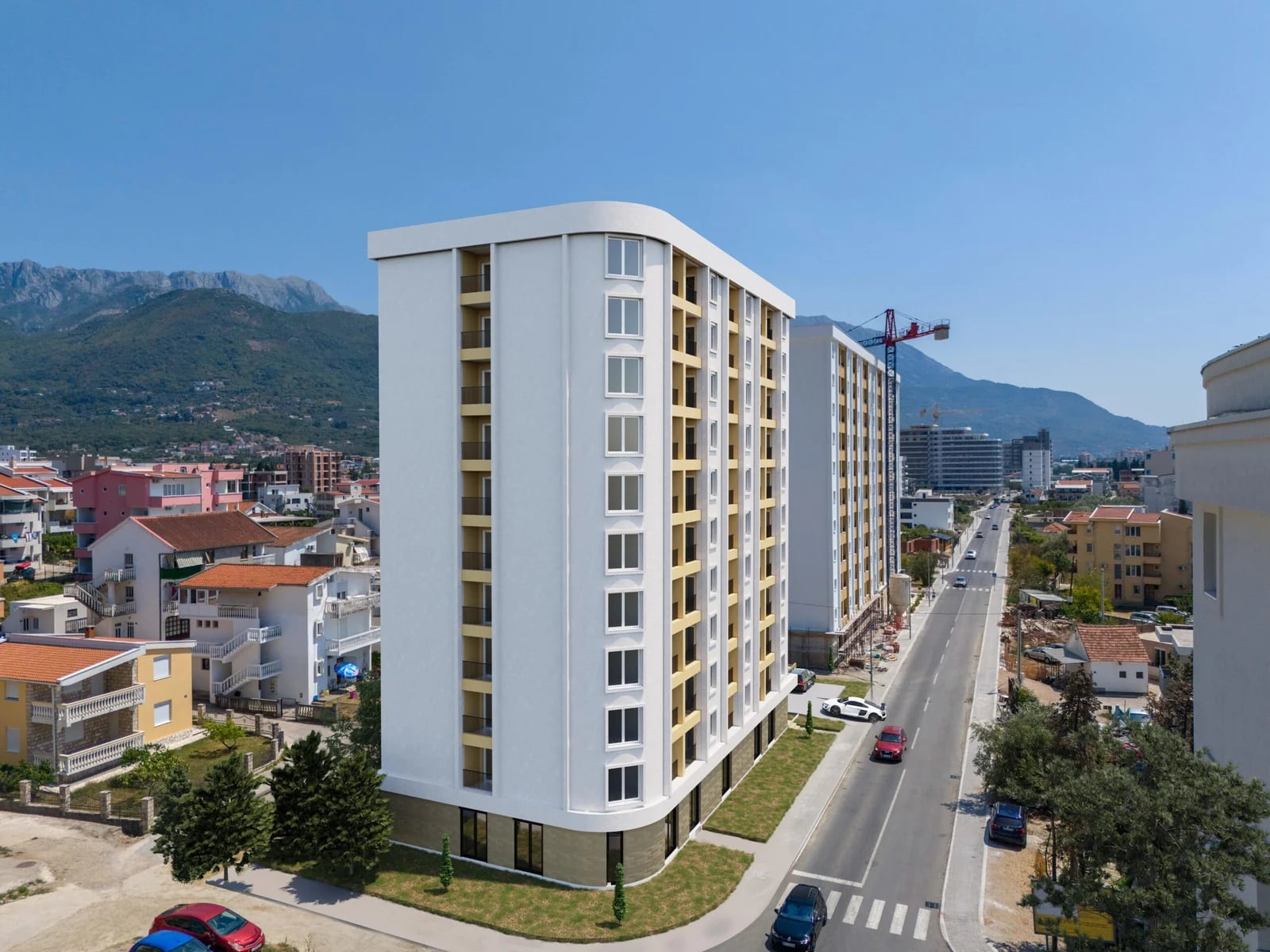 Moderner Wohnkomplex in der Stadt Bar, Montenegro: Blick auf ein mehrstöckiges Gebäude mit Balkonen und Berglandschaft.