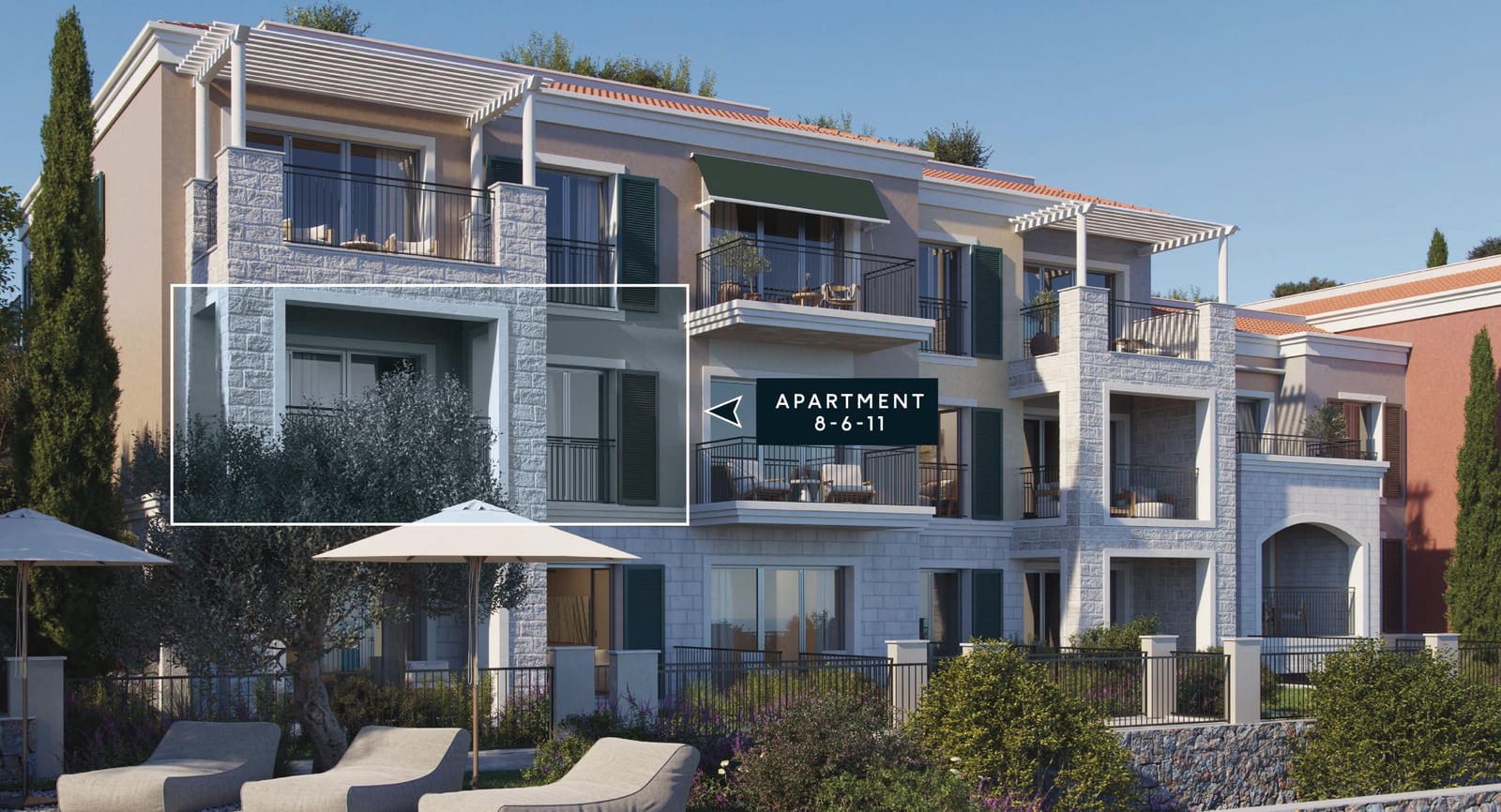 Luštica, Karadağ'daki konut kompleksinde modern bir daire: balkonlu bina cephesi ve havuzlu dinlenme alanı manzarası.
