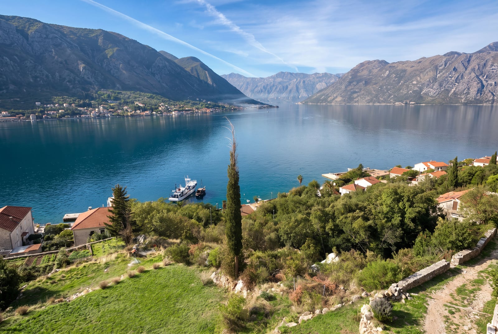 Panoramski pogled na Boku Kotorsku, planine i priobalne kuće u Dobroti, Crna Gora