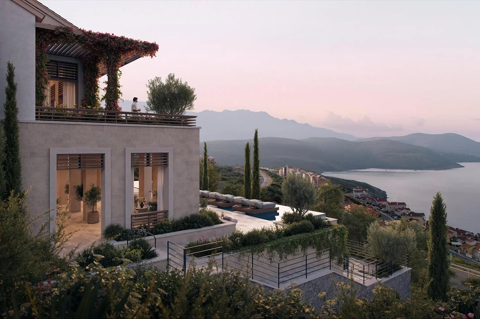 Luxuriöse Villa in Luštica, Montenegro: Terrasse mit Pool, Panoramablick auf Meer und Berge, Steinverkleidung der Fassade.