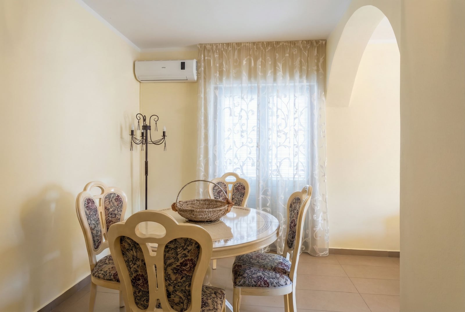 Cozy dining area with a round table and chairs in a classic apartment in Igalo, Montenegro