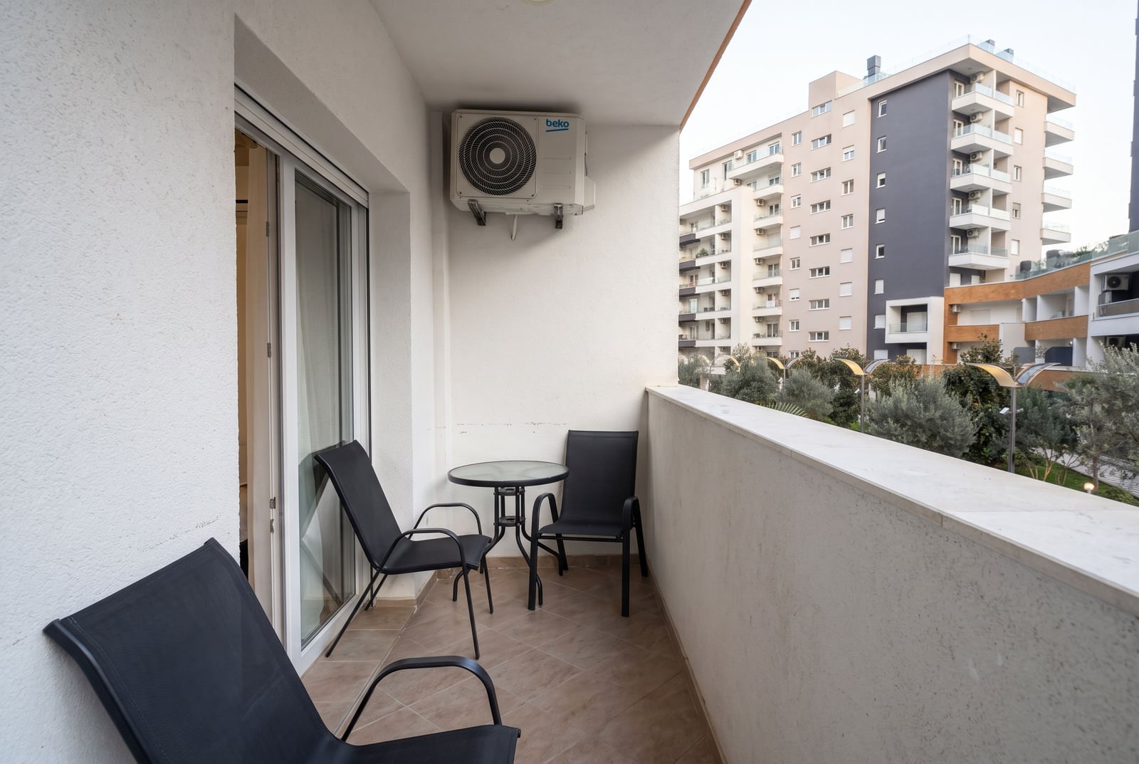 Nameštajen balkon sa okruglim stolom i foteljama u stanu u Budvi, Crna Gora