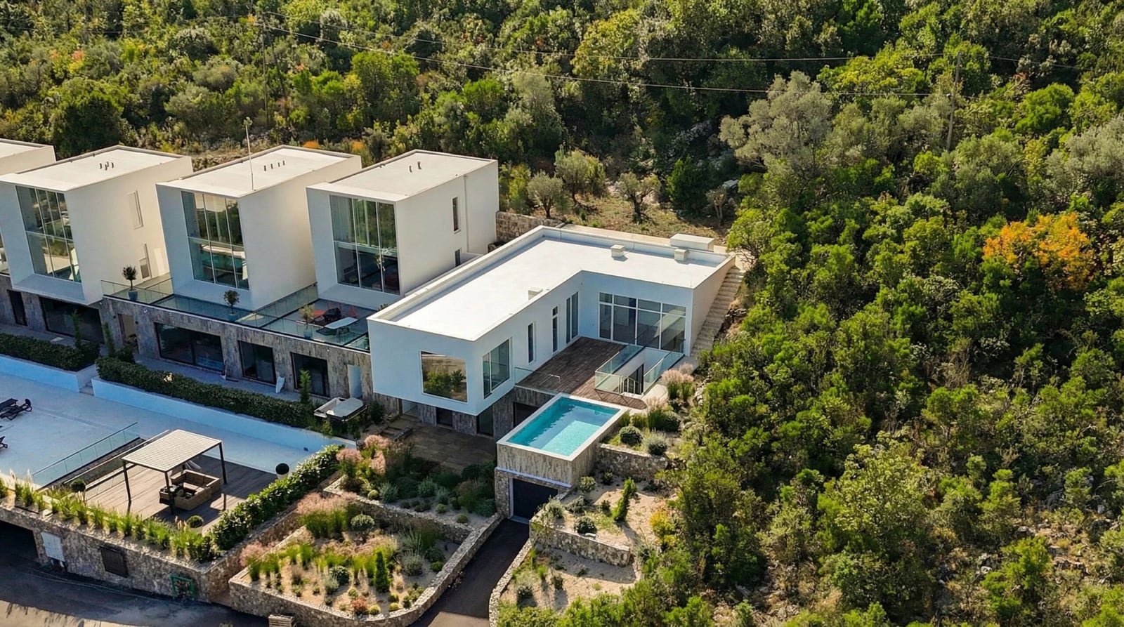 Moderne Villen mit Panoramafenstern, Terrassen und Pools in Krašići, Montenegro, Luftaufnahme der Anlage.