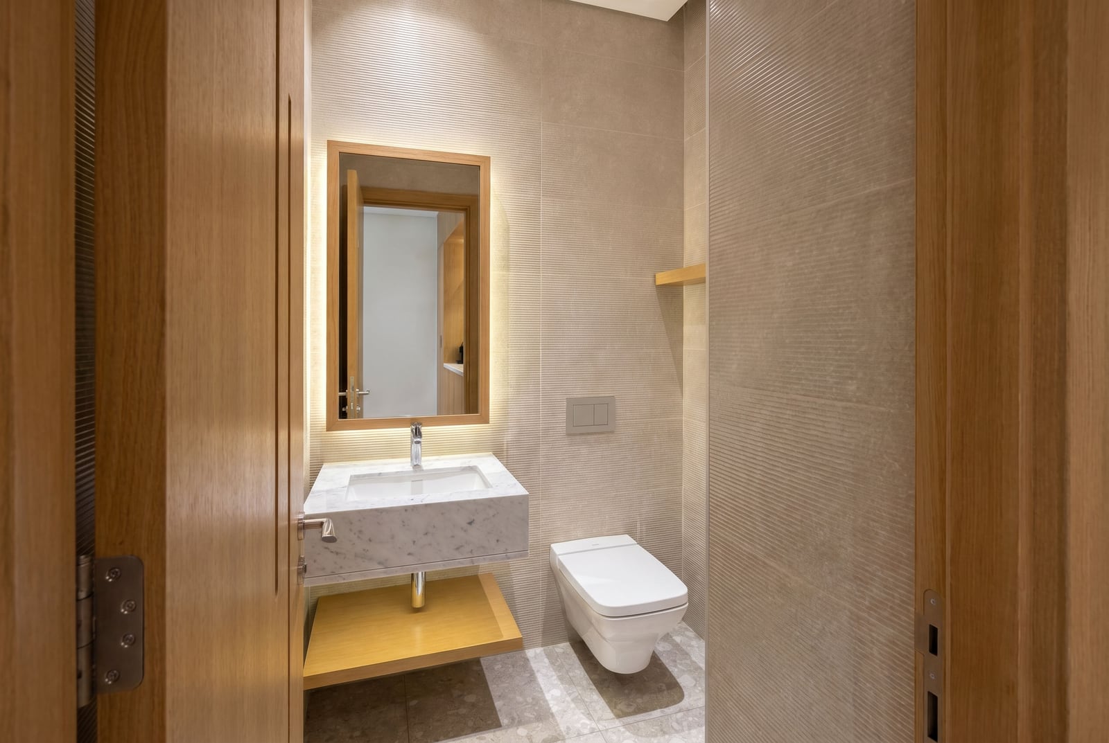 Modernes Badezimmer mit Marmorwaschbecken in den Apartments von Luštica Bay, Montenegro: stilvolles Interieur und Dekor.