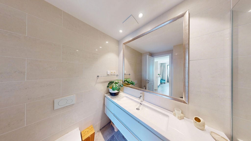 Modern banyo, duşakabin ve aydınlık dekorasyonuyla Luštica, Karadağ'daki bir dairede.