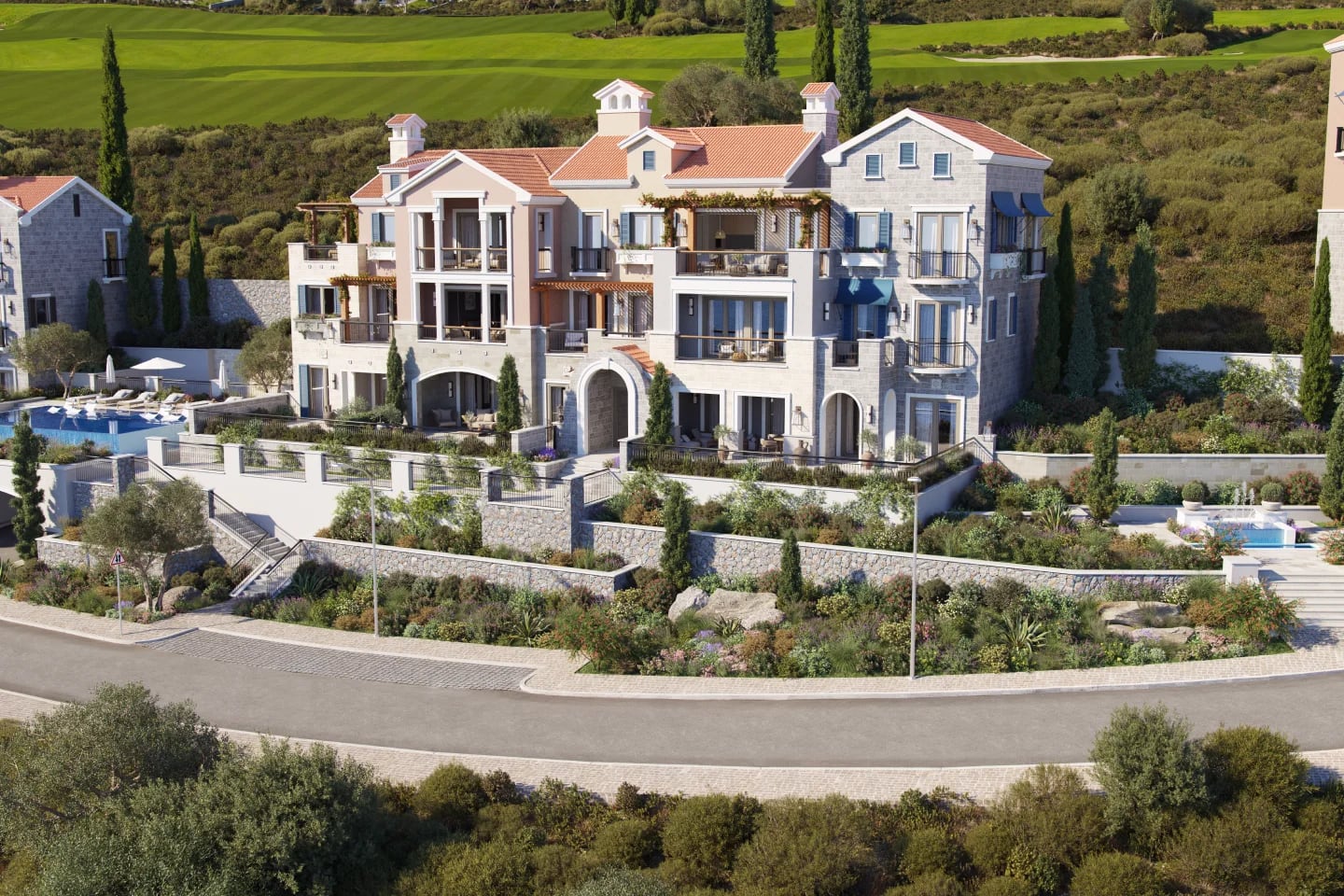 Exklusiver Wohnkomplex mit Pool und Terrassen in Luštica, Montenegro: Blick auf die Fassade einer Villa im mediterranen Stil.