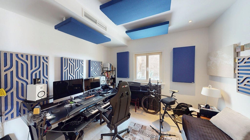 Kućni studio za snimanje sa akustičnim panelima i radnim mestom u stanu, Luštica, Crna Gora.