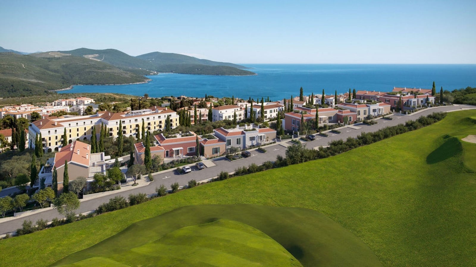 Luštica, Karadağ'da konut kompleksi: deniz ve golf sahaları manzaralı villalar, modern mimari ve peyzaj.