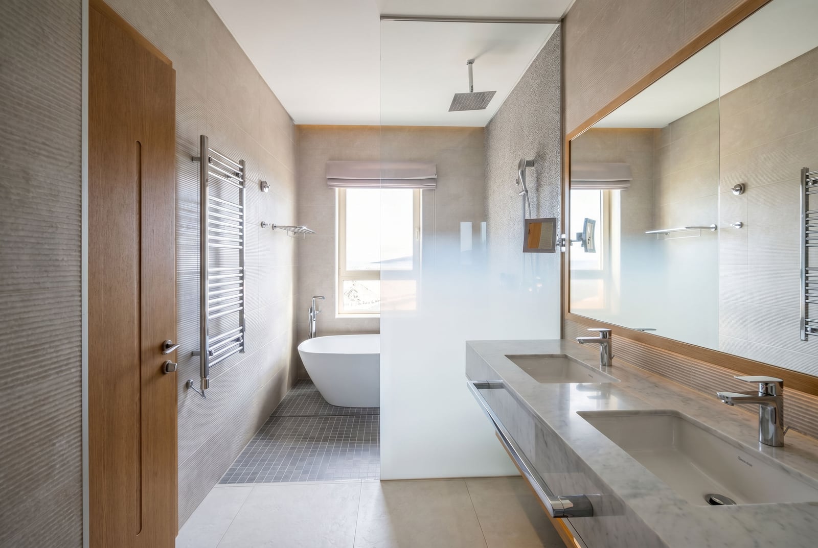 Modernes Badezimmer mit freistehender Badewanne und Doppelwaschbecken in einem Apartment in Luštica Bay, Montenegro.