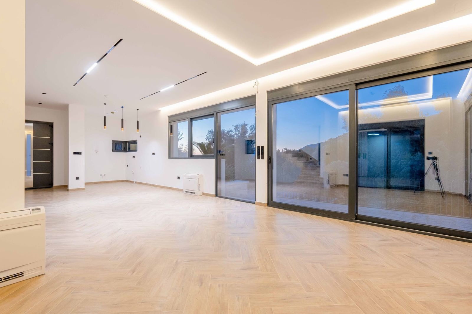 Salon spacieux avec fenêtres panoramiques et parquet clair dans une villa moderne, Kamenovo, Monténégro.