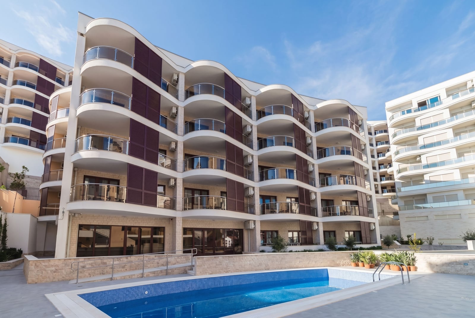 Moderner Wohnkomplex mit Pool und Terrassen in Bečići, Montenegro: Fassade des Gebäudes mit Panoramabalkonen.