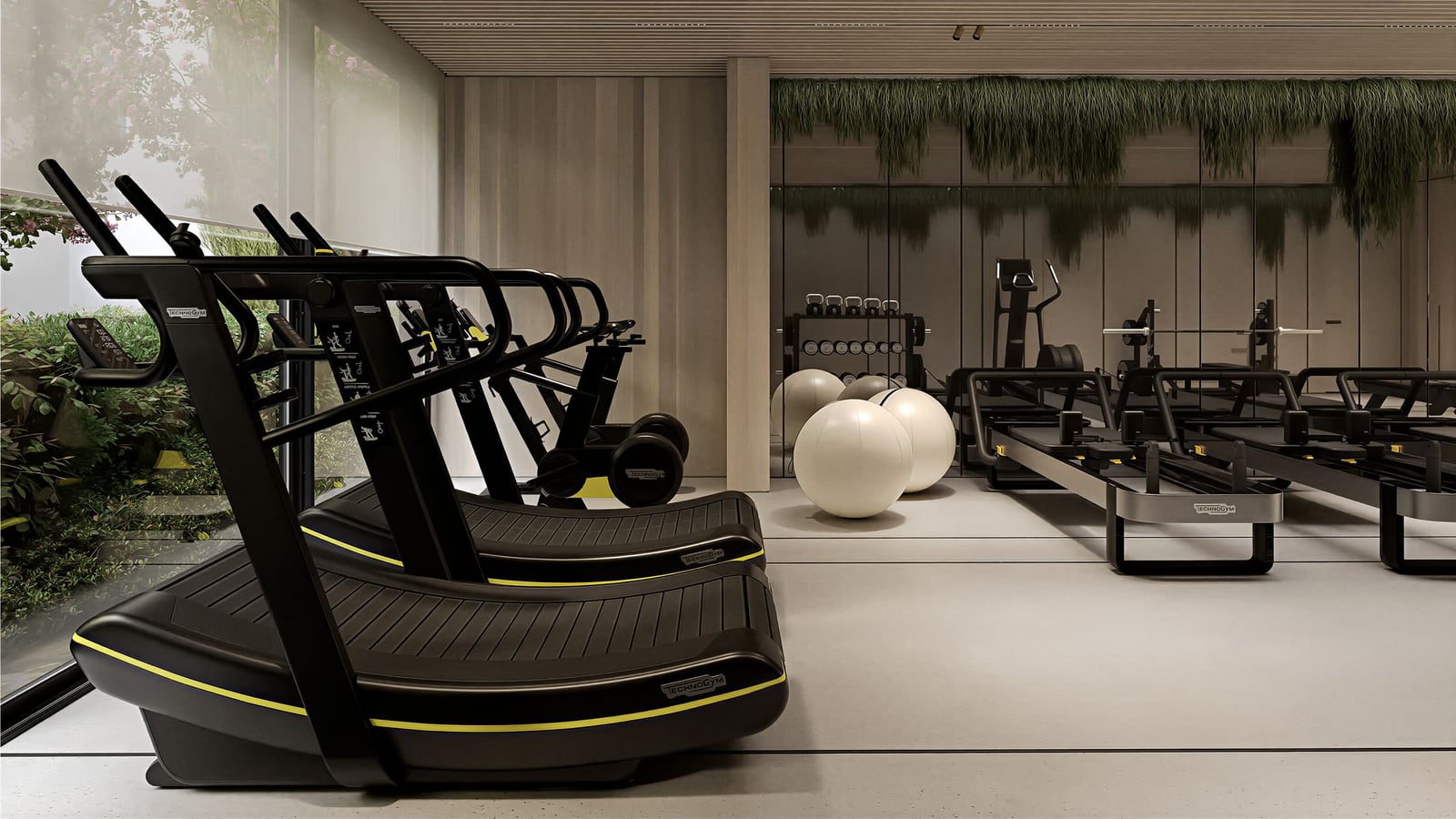 Современный тренажерный зал с оборудованием Technogym в жилом комплексе в Кумборе, Черногория.