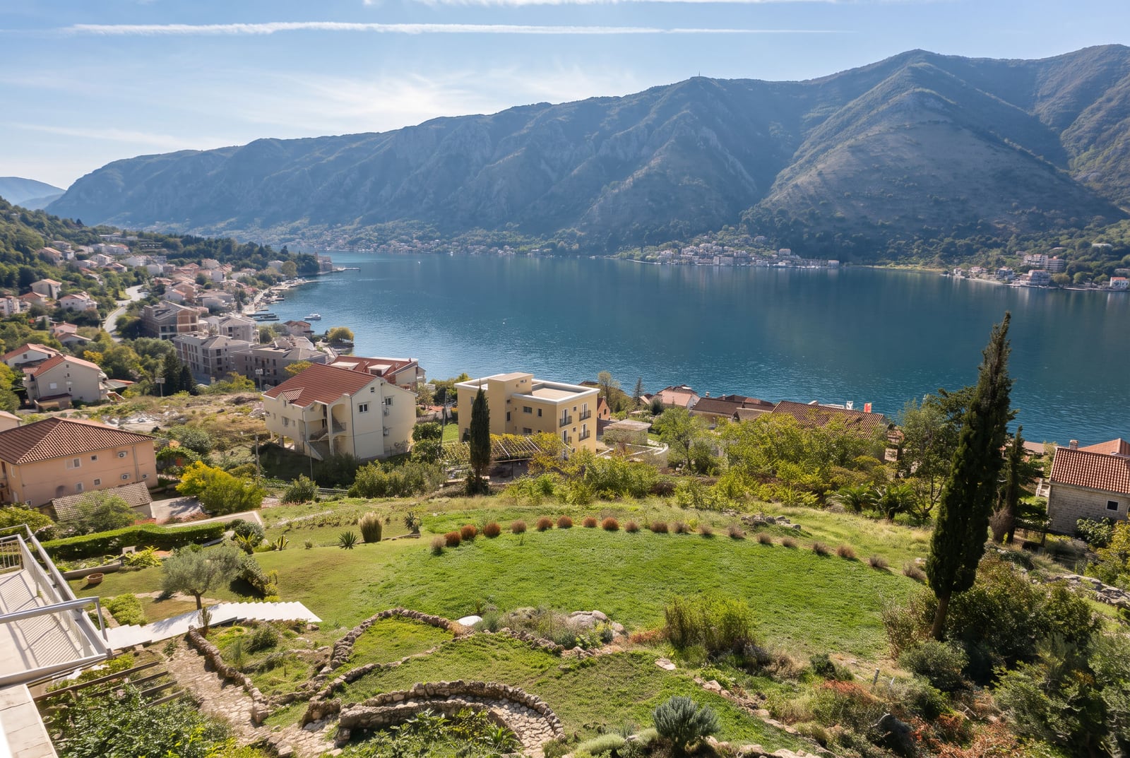 Panoramski pogled na Boku Kotorsku i planine sa građevinske parcele u gradu Dobrota, Crna Gora