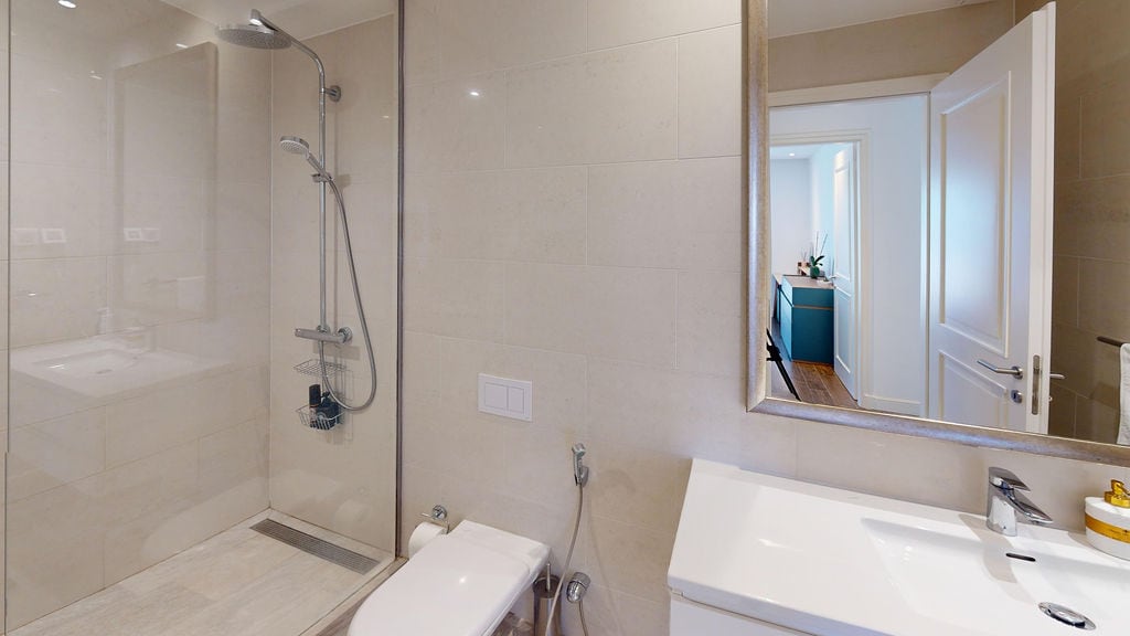 Modernes Badezimmer mit Dusche und heller Ausstattung im Wohnkomplex Luštica, Montenegro