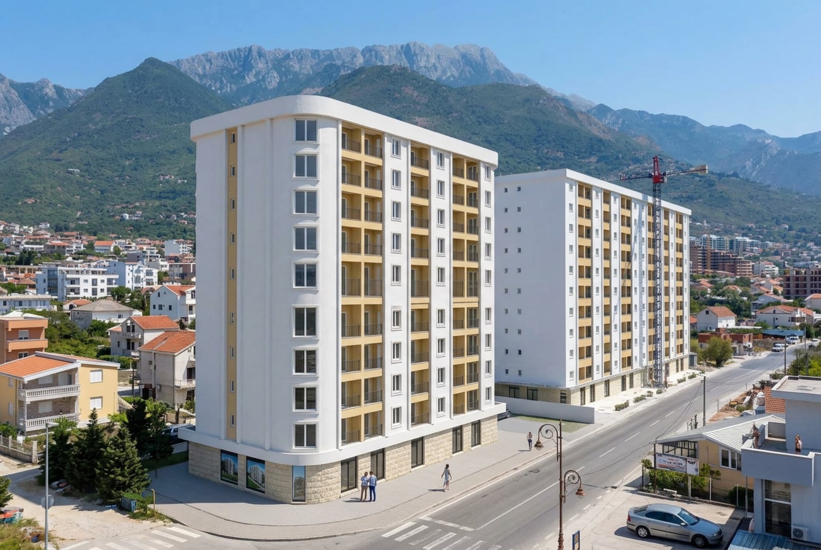 Moderner Wohnkomplex in der Stadt Bar, Montenegro: Blick auf neue mehrstöckige Wohnhäuser mit Balkonen vor Bergkulisse.