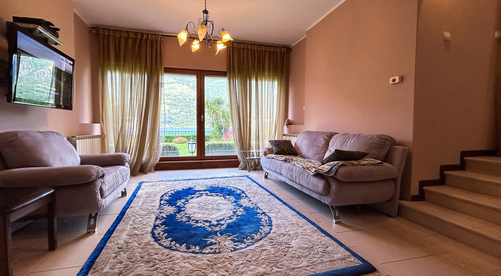 Gemütliches Wohnzimmer mit Polstermöbeln und Panoramablick auf das Meer in einem Haus auf einer Villa in Dobrota, Montenegro.