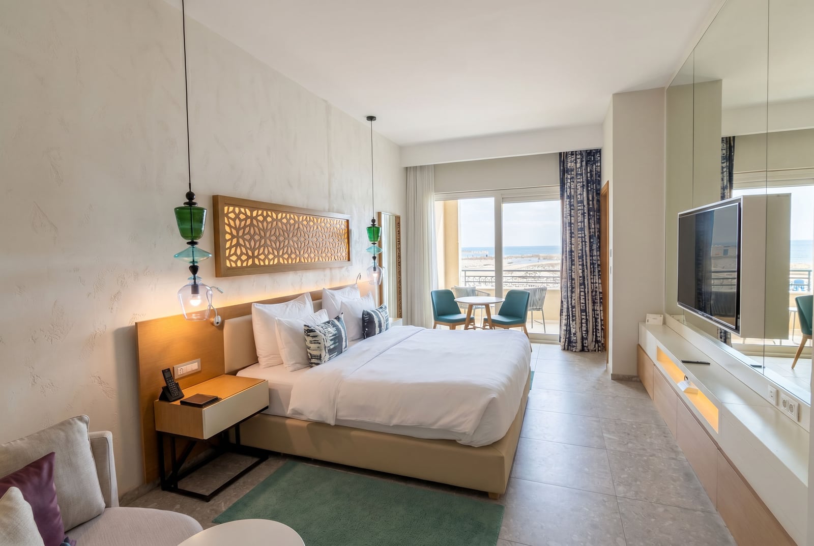 Modernes Schlafzimmer im Hotel Luštica Bay, Montenegro: Doppelbett, Meerblick vom Balkon und stilvolles Interieur.