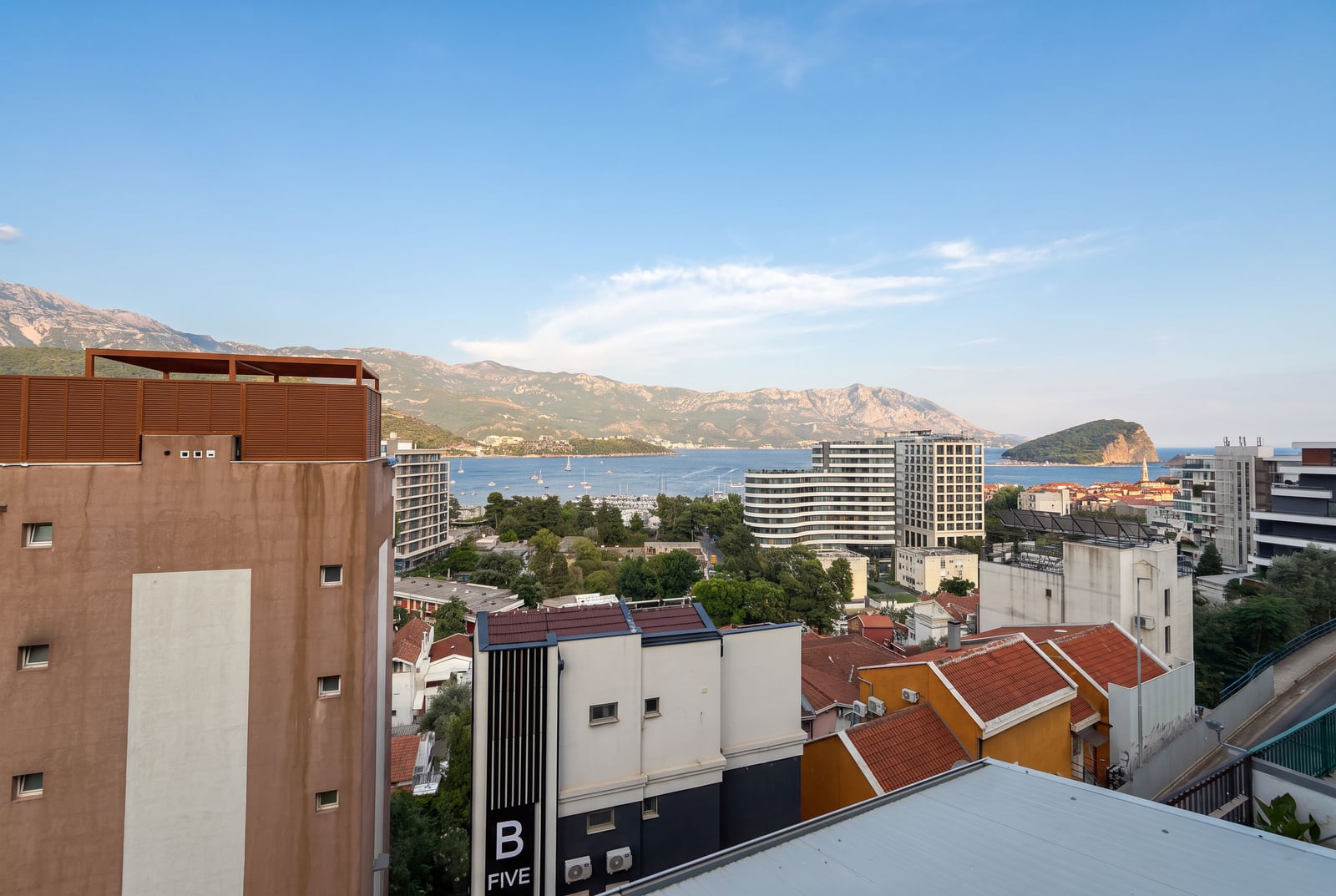 Panoramski pogled na more, planine i grad Budvu sa balkona apartmana u Crnoj Gori