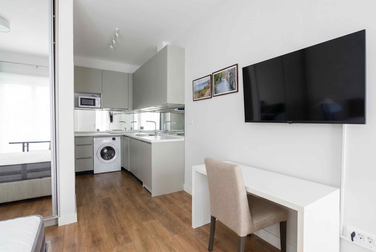 Moderne Küchenzeile in einer Wohnung, Kavač, Montenegro: eingebaute Geräte, stilvolles Interieur und Arbeitsbereich.