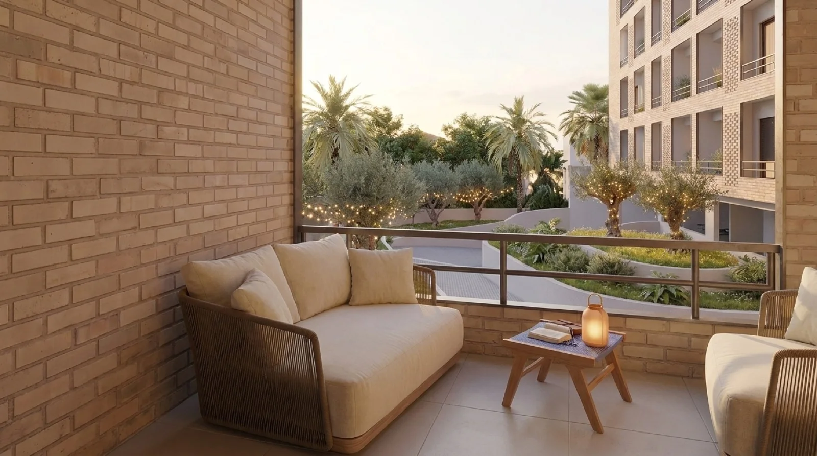 Dokuma mobilyalı, tuğla duvarlı ve palmiye ağaçları ile ışık sarmallı bahçe manzaralı rahat bir balkon.