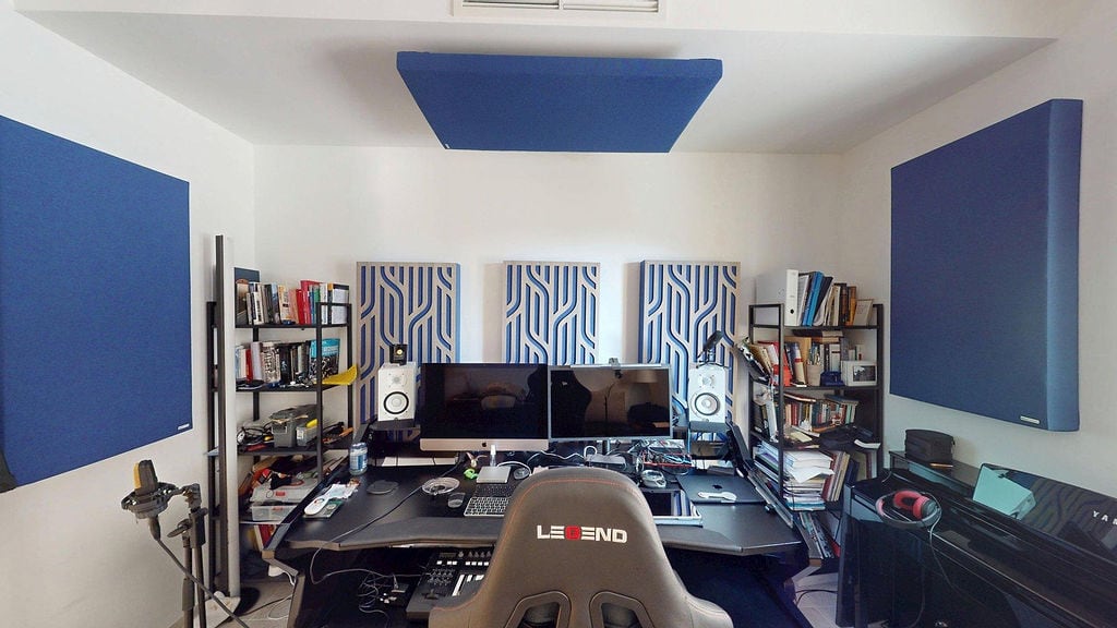 Kućni studio za snimanje sa akustičnim panelima i radnim mestom u stanu, Luštica, Crna Gora.