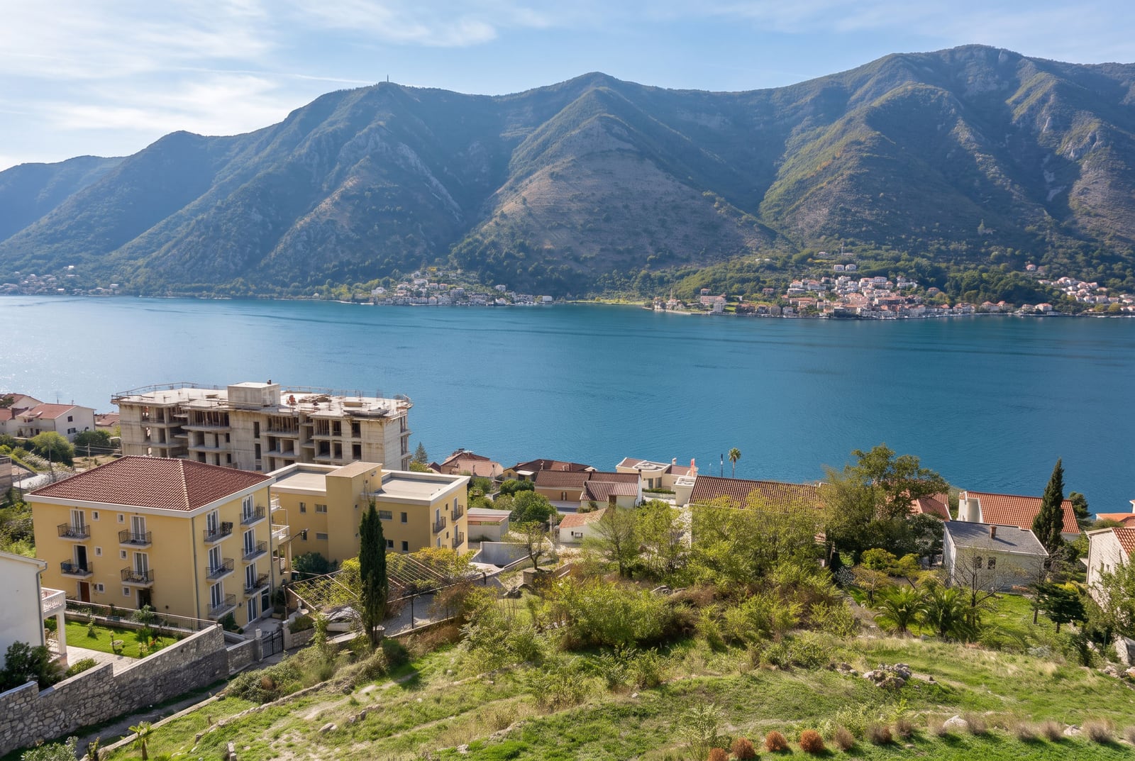 Panoramski pogled na Boku Kotorsku, planine i naselje u gradu Dobrota, Crna Gora