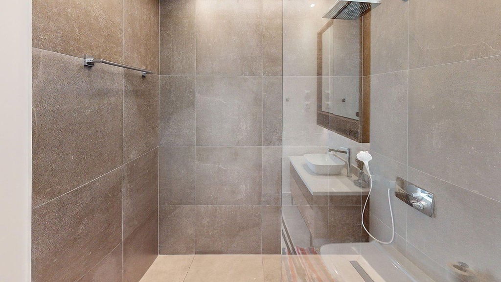 Modernes Badezimmer mit Dusche und Feinsteinzeug-Ausführung in einer Wohnung, Luštica, Montenegro.