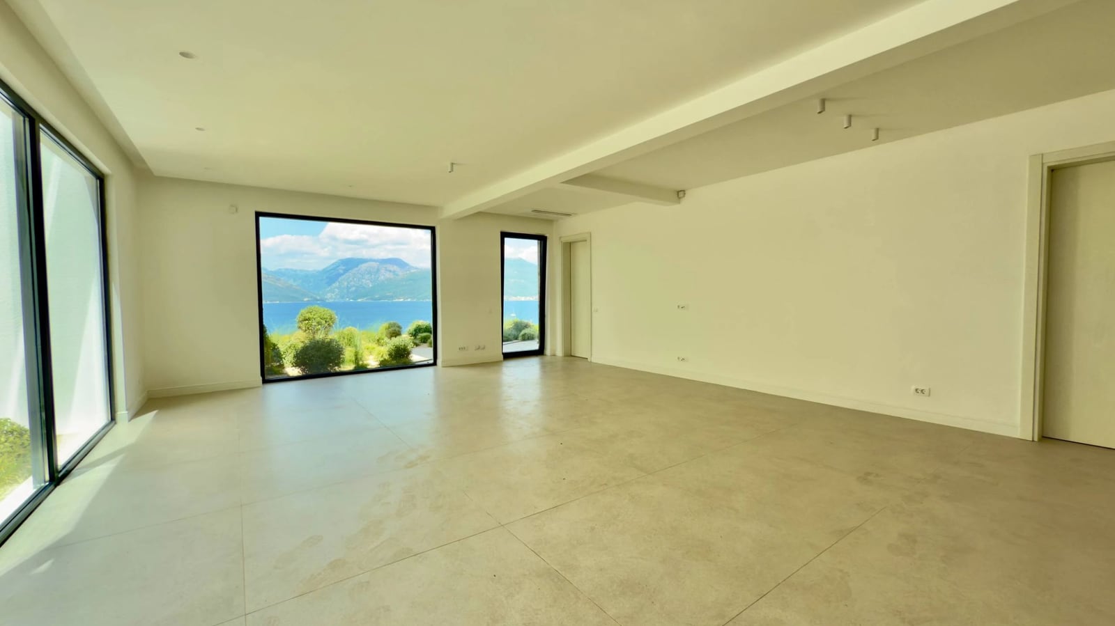 Geräumiges Wohnzimmer mit Panoramafenstern und Meerblick in einer exklusiven Villa, Krašići, Montenegro.