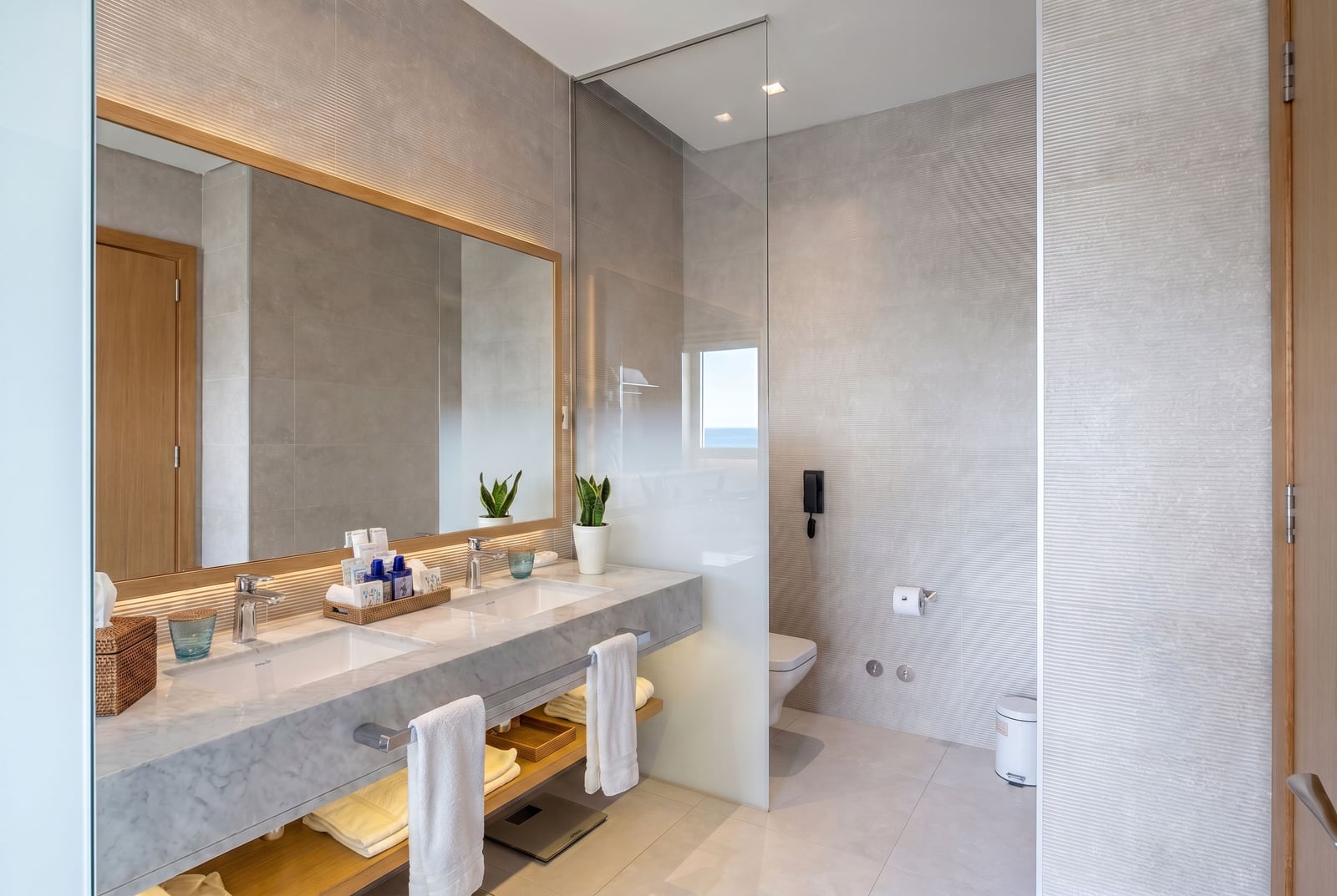 Modernes Badezimmer mit Marmorwaschtisch im Lustica Bay Hotel, Montenegro: Innenansicht und Dusche.