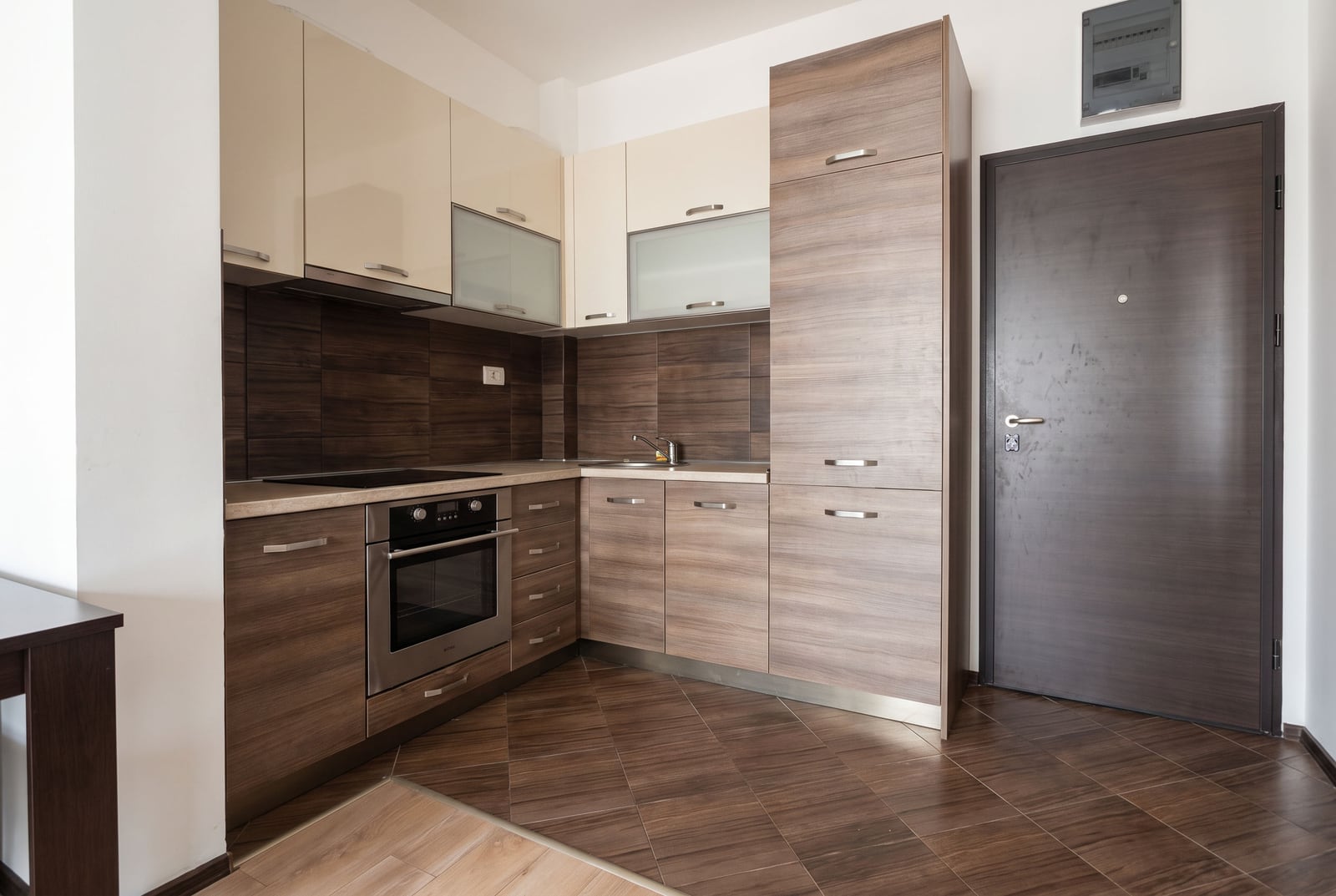 Moderne Küche mit Holzmöbeln und Herd in einer Wohnung in Budva, Montenegro