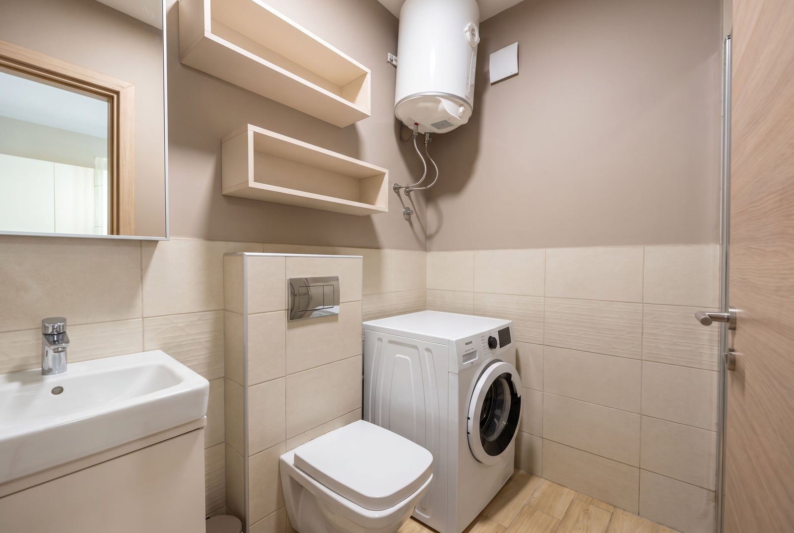 Moderna kupatilo sa bojlerom, veš mašinom i sanitarijama u stanu u Budvi, Crna Gora