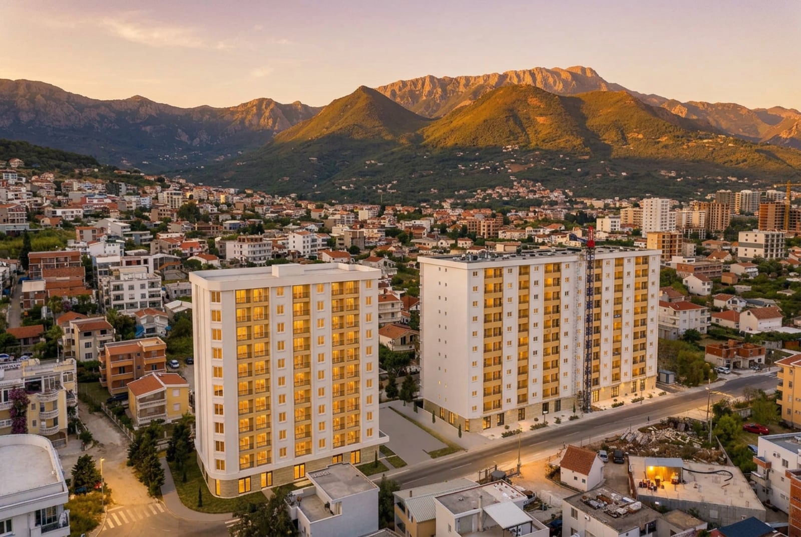 Moderner Wohnkomplex in der Stadt Bar, Montenegro: Blick auf mehrstöckige Häuser mit Panoramabalkonen und Berge.