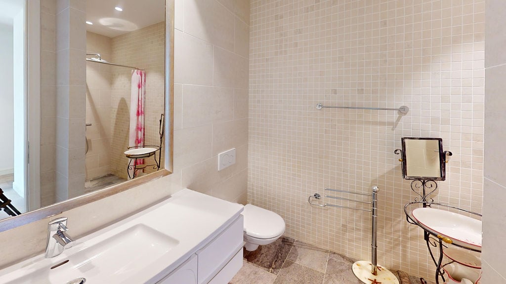 Modern banyo, duşakabin ve açık renk fayanslarla, Luštica konut kompleksi, Karadağ.