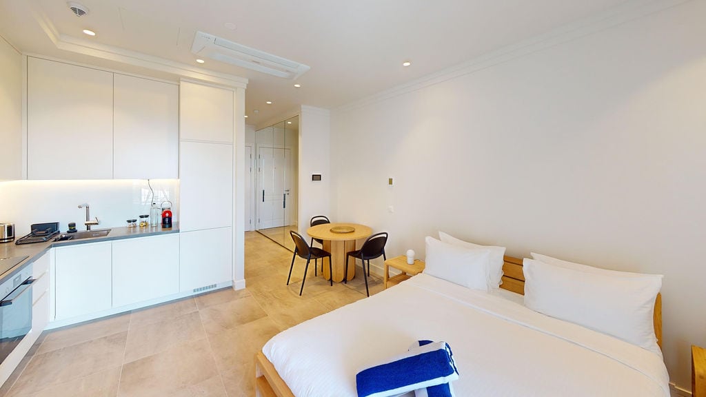 Moderan studio sa kuhinjom i krevetom u apartmanima Lustica Bay, Luštica, Crna Gora: stilski enterijer i nameštaj.