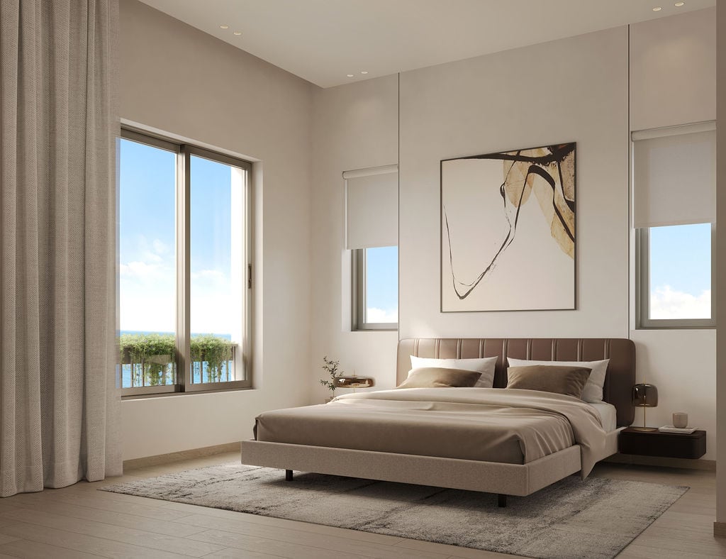 Modernes Schlafzimmer im Wohnkomplex Luštica, Montenegro: Doppelbett, Panoramafenster mit Meerblick und stilvolles Interieur.