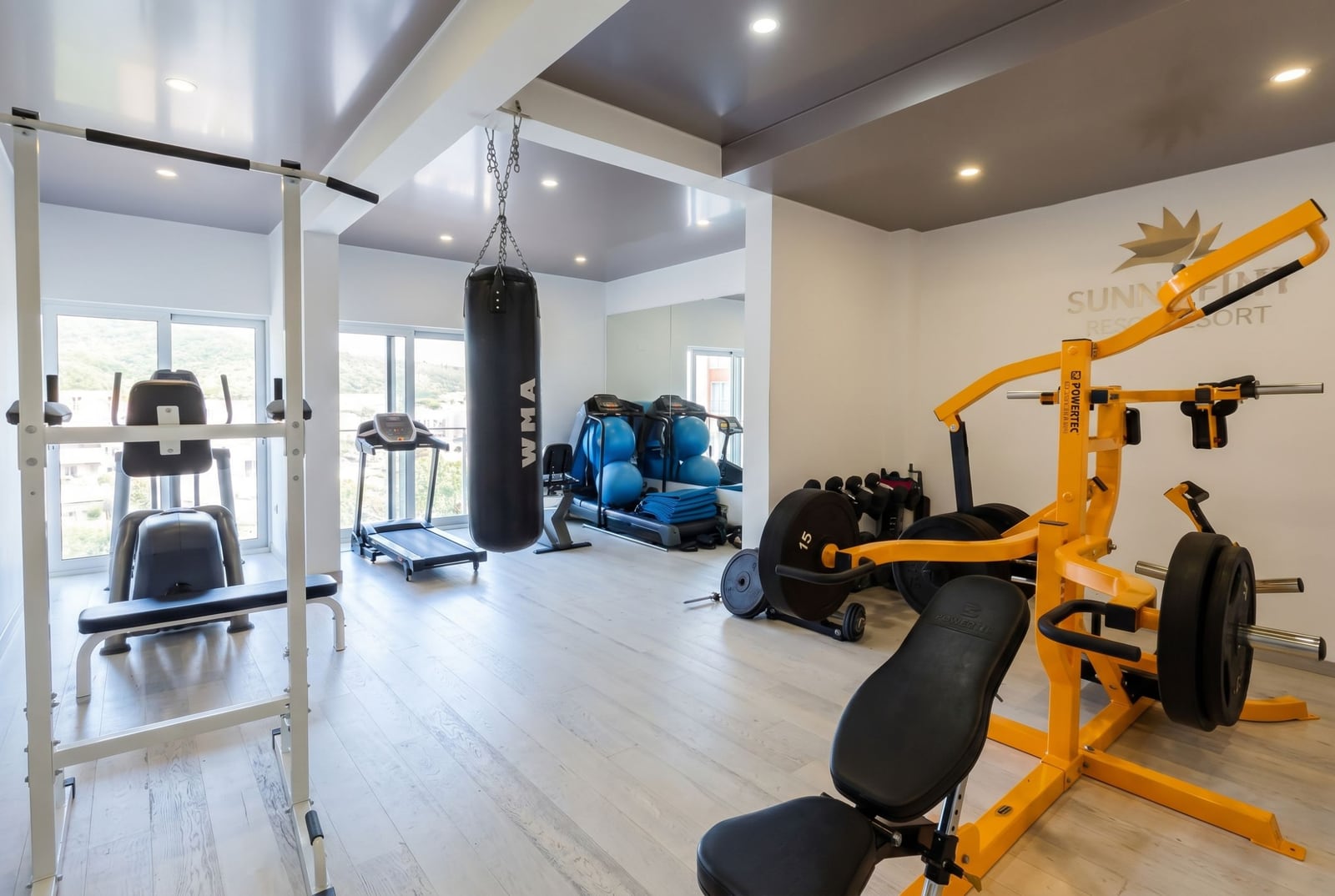 Moderner Fitnessraum mit professioneller Ausstattung in einer Wohnanlage in Bečići, Montenegro.