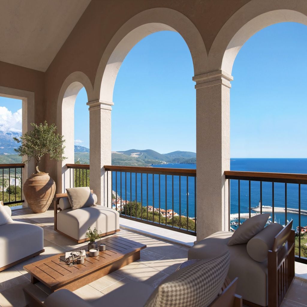 Terrasse mit Bogenöffnungen und Meerblick im Wohnkomplex Luštica, Montenegro: Polstermöbel und Dekoration.