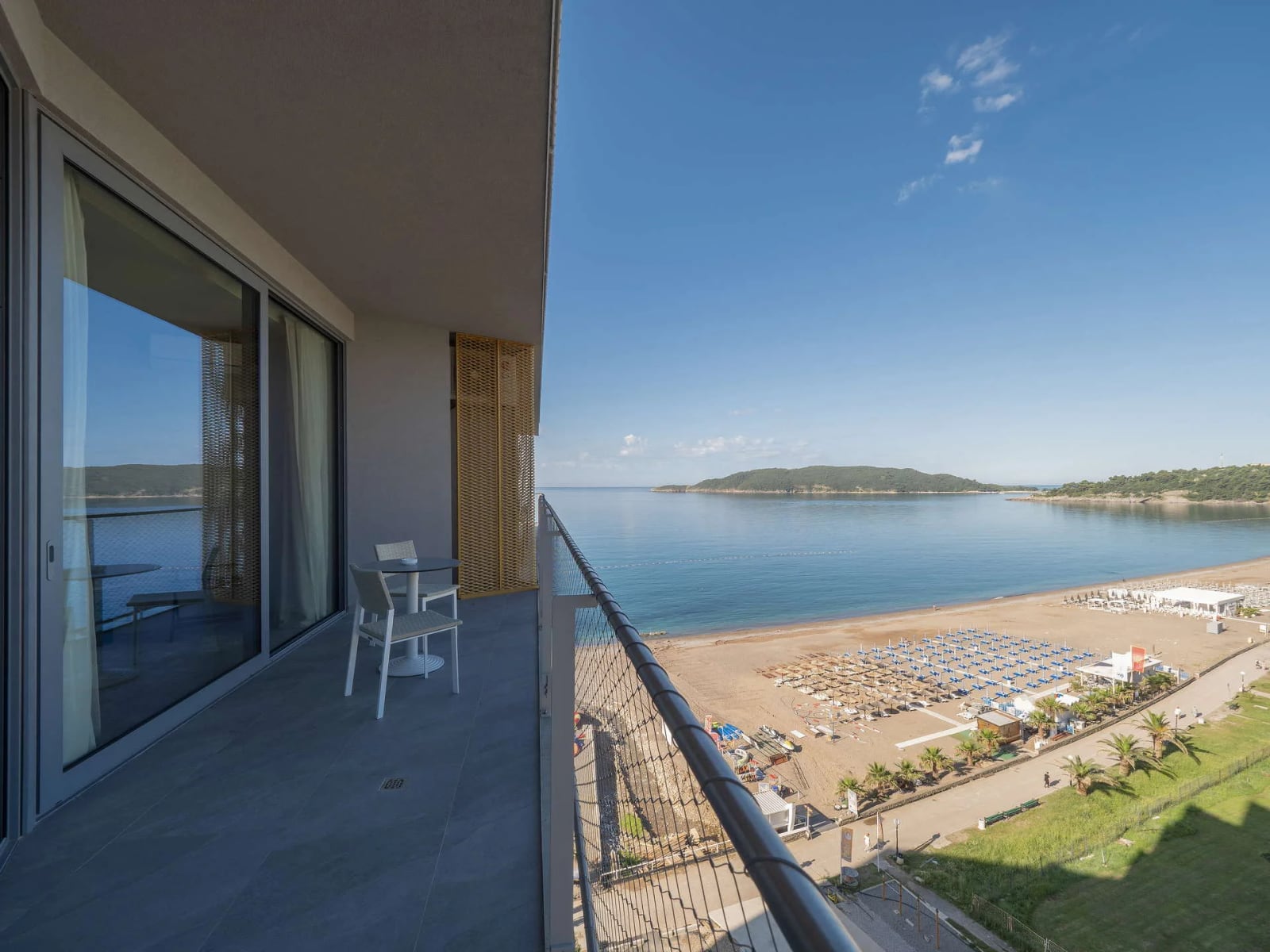 Balkon apartmana u Bečićima, Crna Gora, sa nameštajem i panoramskim pogledom na more i plažu