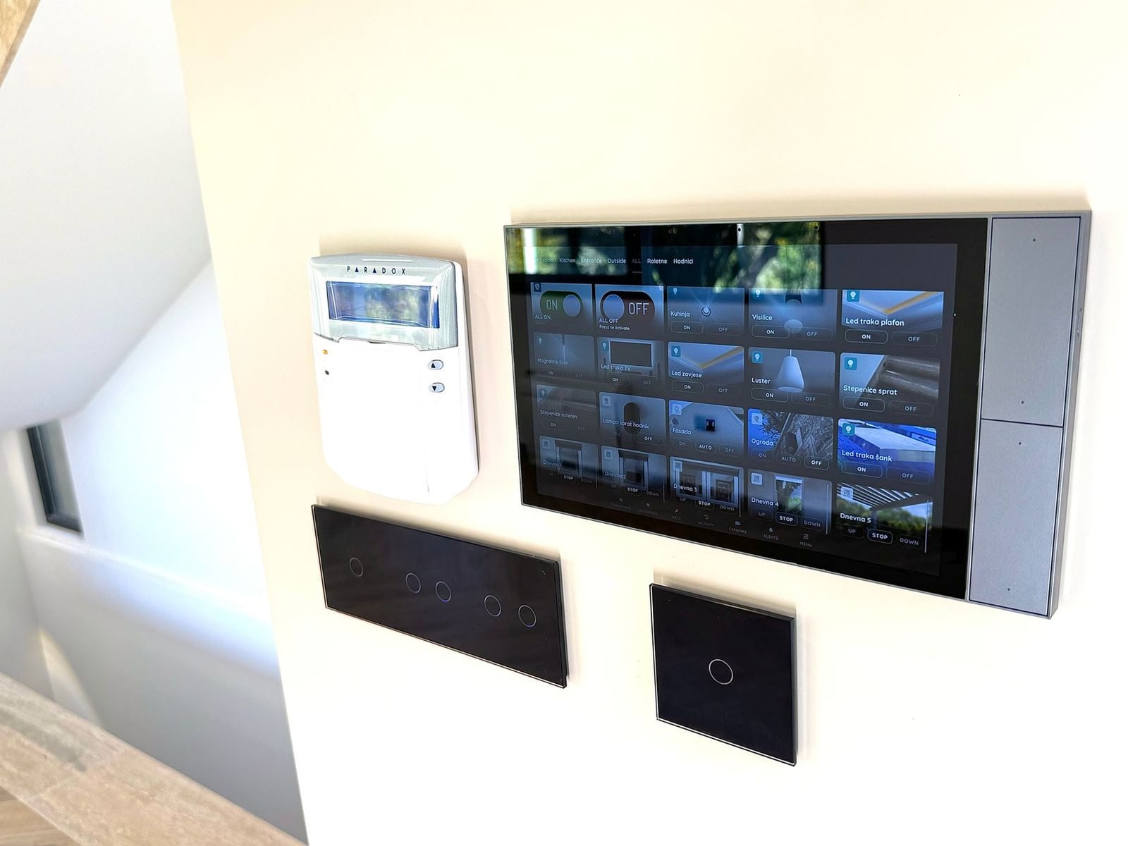 Système de maison intelligente avec panneau de commande tactile et alarme Paradox dans une villa à Kamenovo, Monténégro