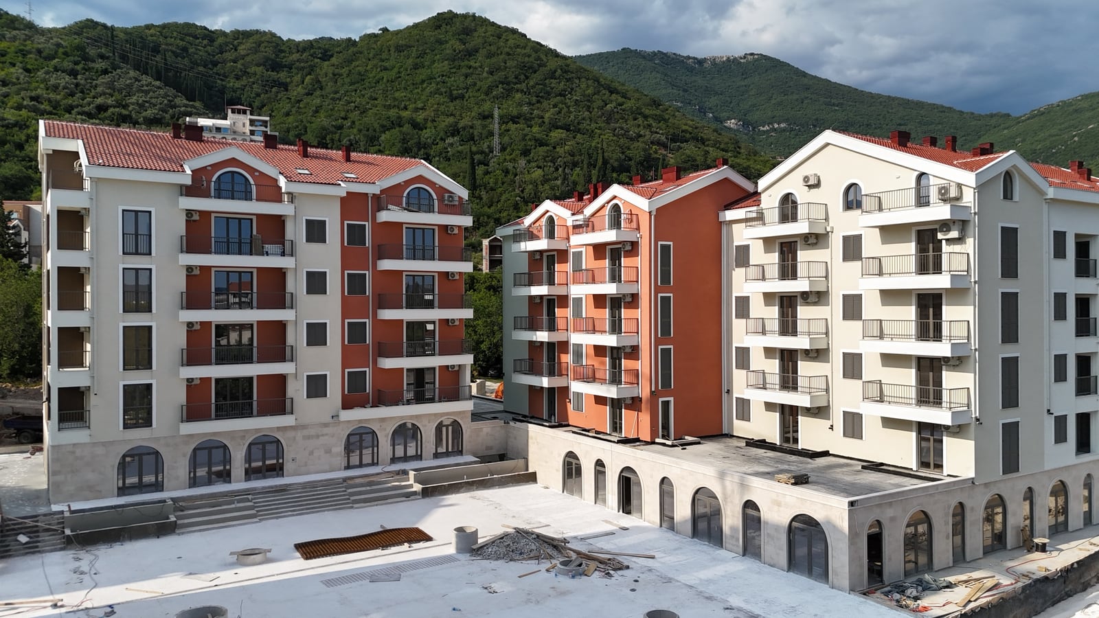 Moderan stambeni kompleks sa terasama i pogledom na planine u Tivtu, Crna Gora: eksterijer novih stambenih zgrada.