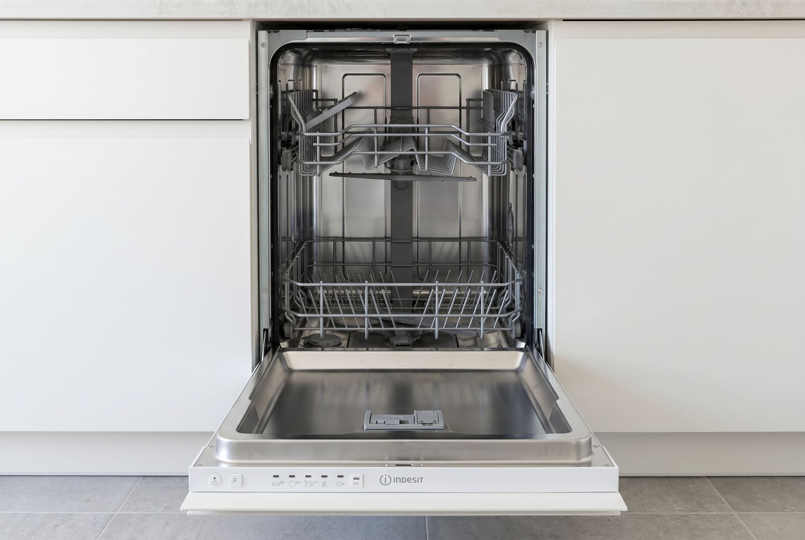 Встроенная посудомоечная машина Indesit в современной кухне квартиры в Бечичи, Черногория.