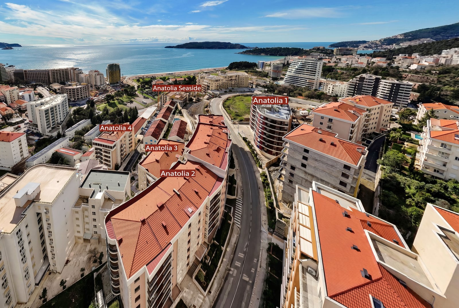 Luftaufnahme der Wohnanlage Anatolia in Bečići, Montenegro, mit Panoramablick auf das Meer und die Küste.