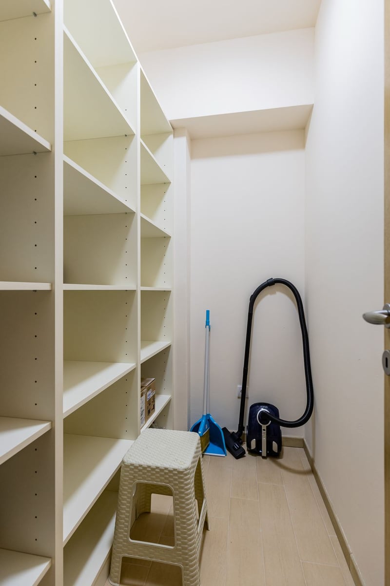 Geräumiger begehbarer Kleiderschrank mit Regalen in einer Wohnung in Pržno, Montenegro: helle Ausstattung und Stauraum.