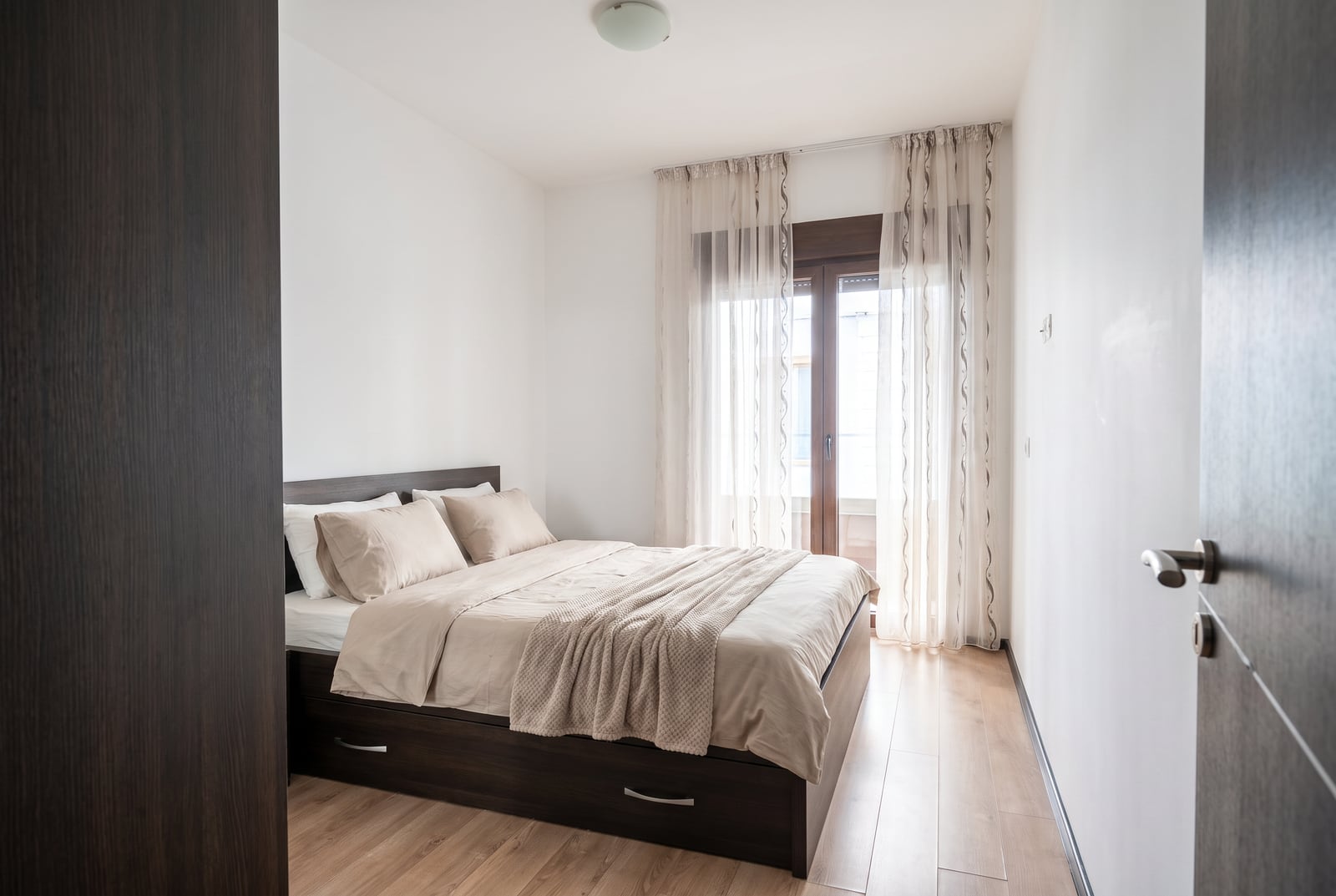 Helle Schlafzimmer mit Doppelbett und Zugang zum Balkon in einer Wohnung in Budva, Montenegro
