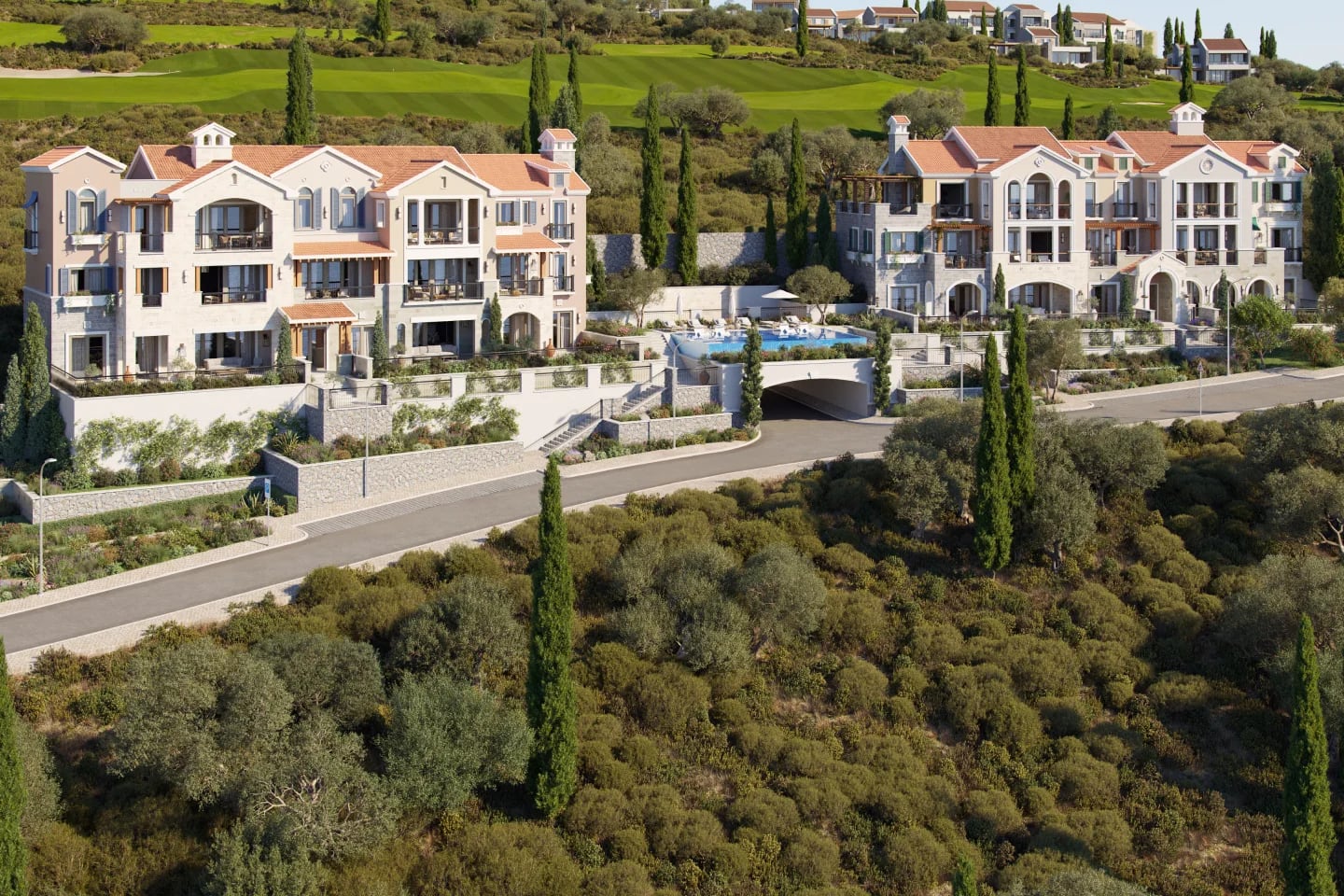 Exklusiver Wohnkomplex in Luštica, Montenegro: Villen mit Terrassen, Pool und Landschaftsgestaltung vor der Kulisse der Hügel.