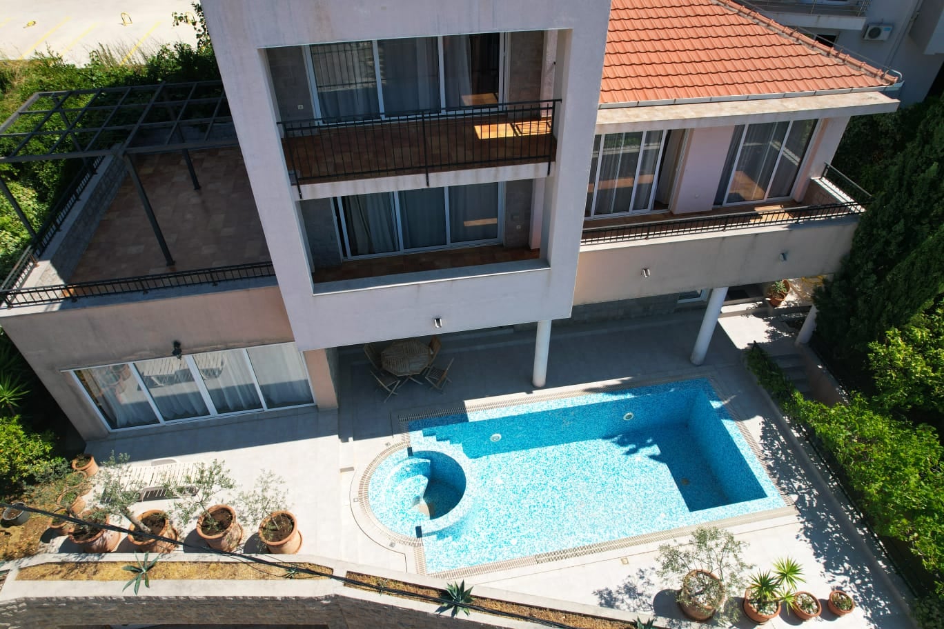 Villa à deux étages avec piscine et terrasse à Bečići, Monténégro : vue aérienne d'une maison moderne avec toit en tuiles.