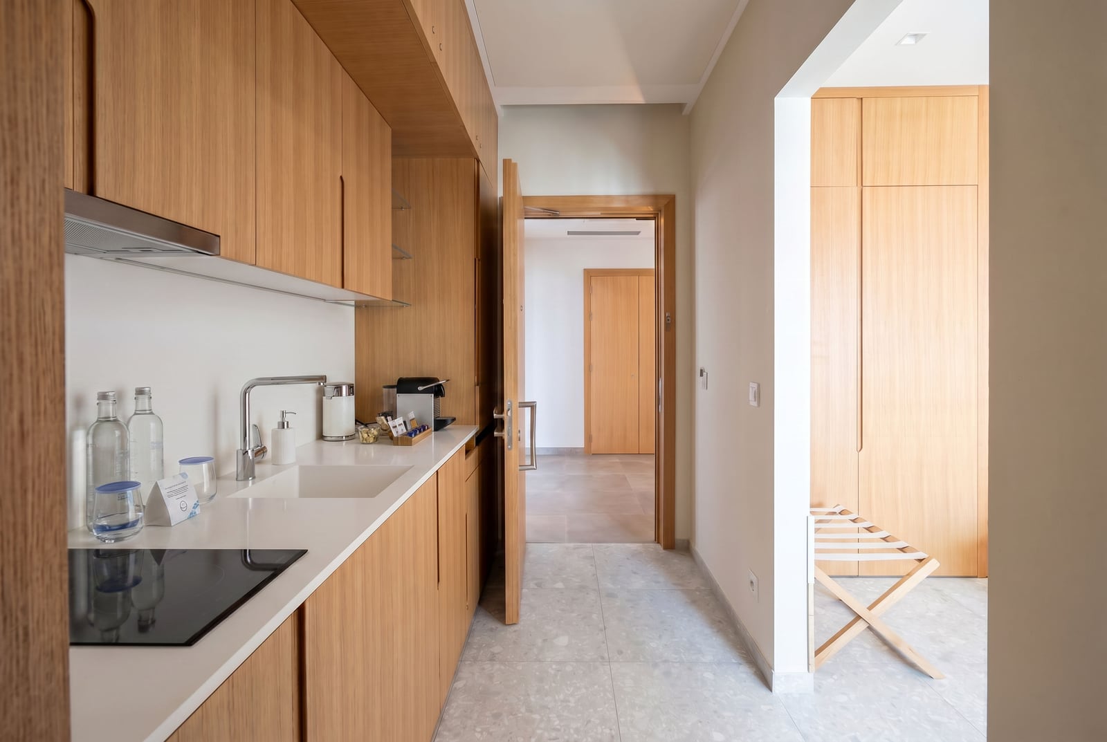 Moderne Küche mit Holzmöbeln in einem Apartment in Lustica Bay, Luštica, Montenegro.