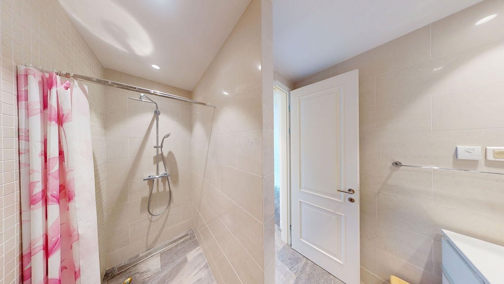 Modern banyo, duşakabinli daire, Luštica, Karadağ: açık renk fayanslar ve kaliteli kaplama.